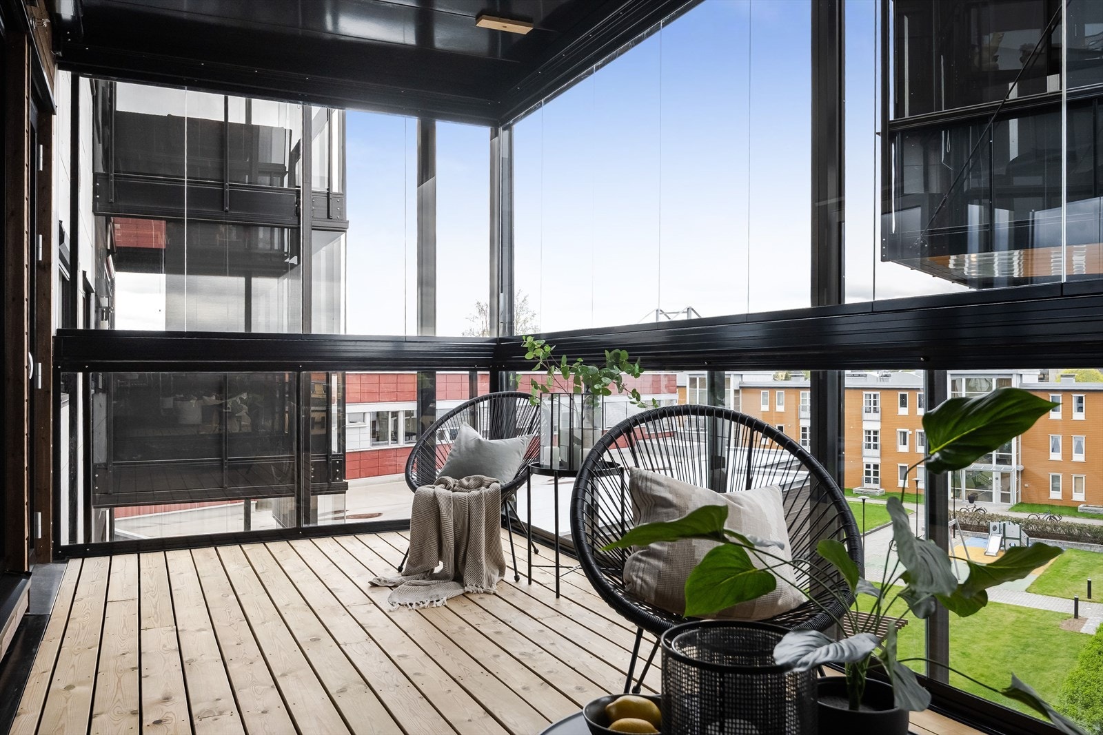 Utenfor stuen er det en stor og herlig innglasset balkong med vinduer som kan skyves til siden for en mer luftig uteplass. Galleribilde