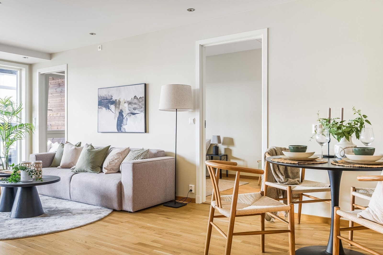 Leiligheten har to soverom som er plassert på hver side av stuen. Ett av disse med egen bod/walk-in garderobe. Galleribilde