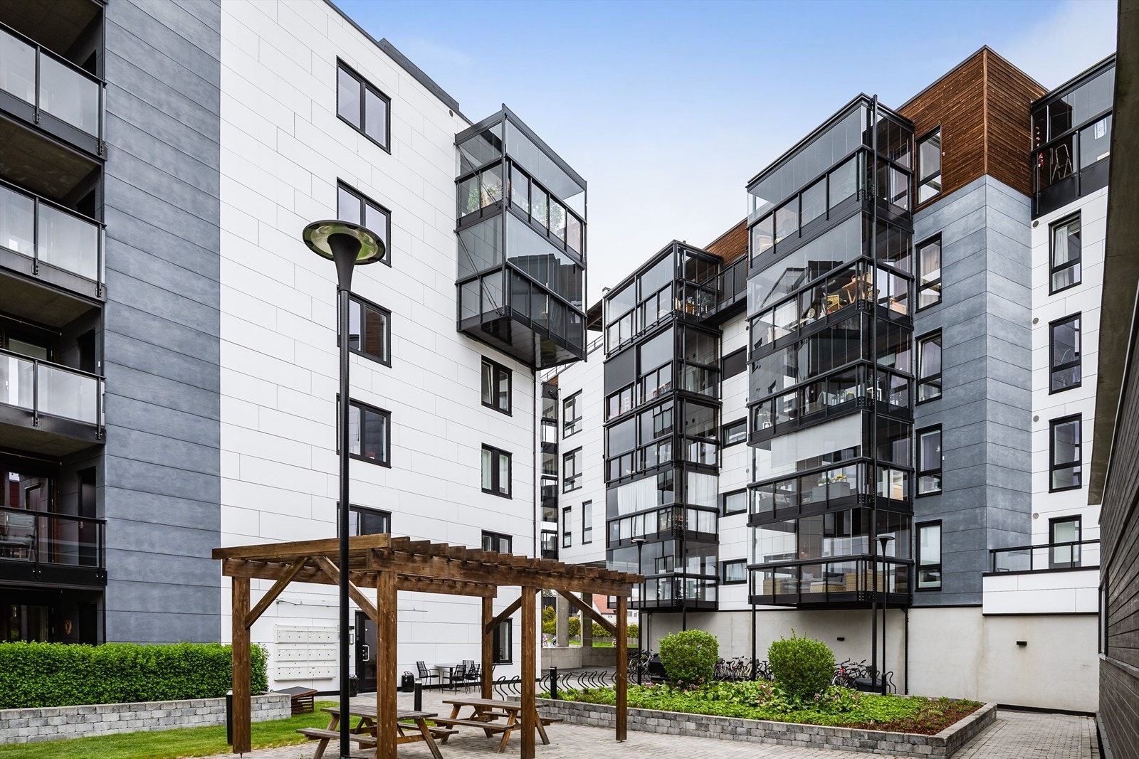 Sentrum Park har et koselig bymiljø med parkanlegg mellom byggene, sykkelparkering og velholdt og hyggelige uteområder for beboerne. Galleribilde