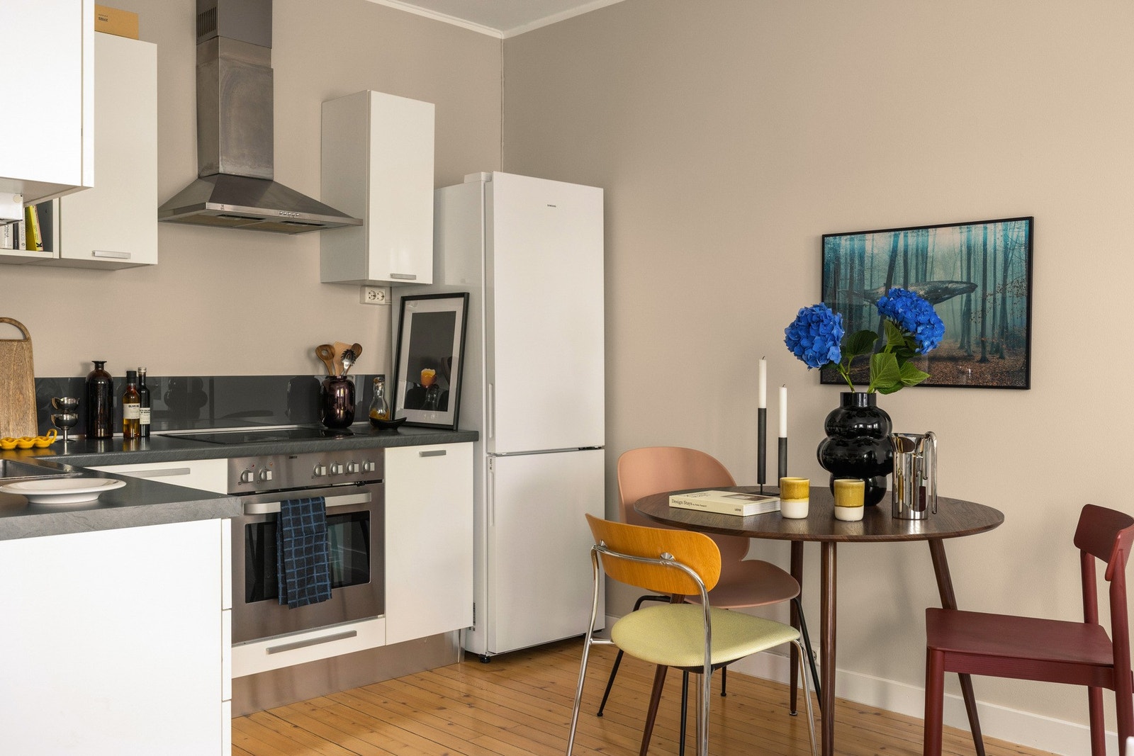 Ifølge tidligere prospekt er kjøkkenet pusset opp i 2010. Galleribilde