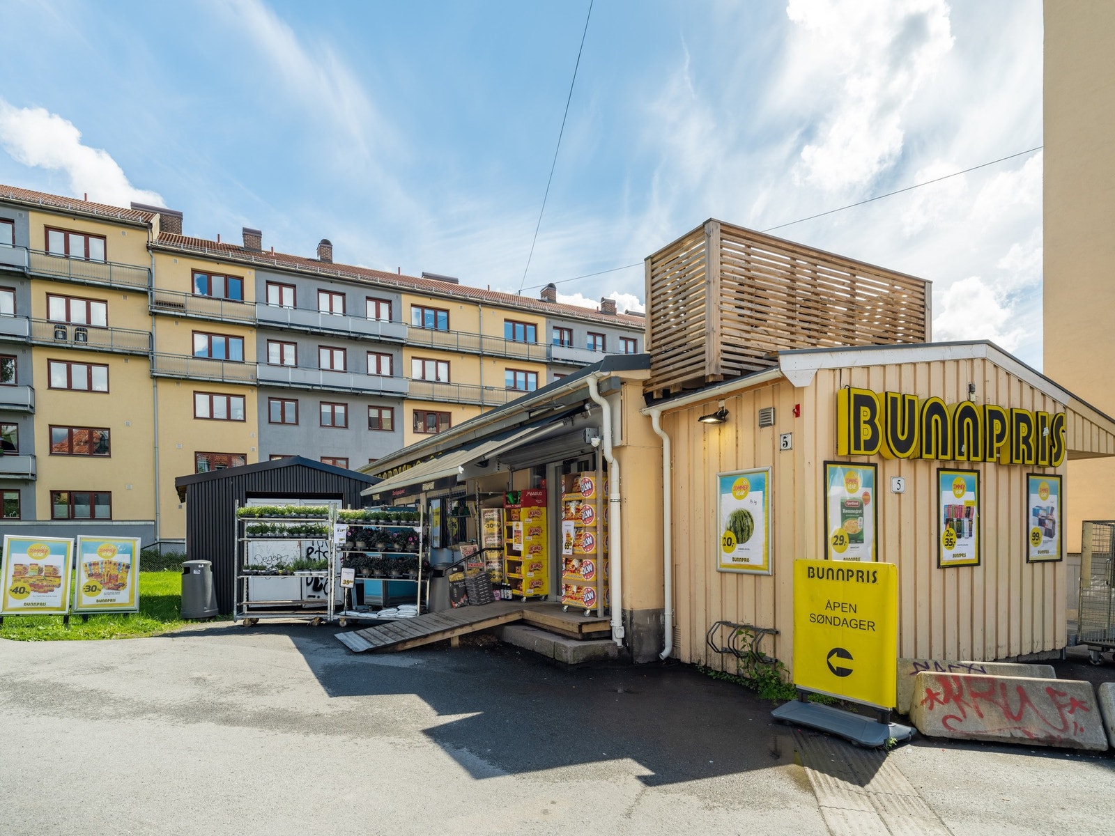 Bunnpris leier lokalet av borettslaget. Butikken holder søndagsåpent. Galleribilde