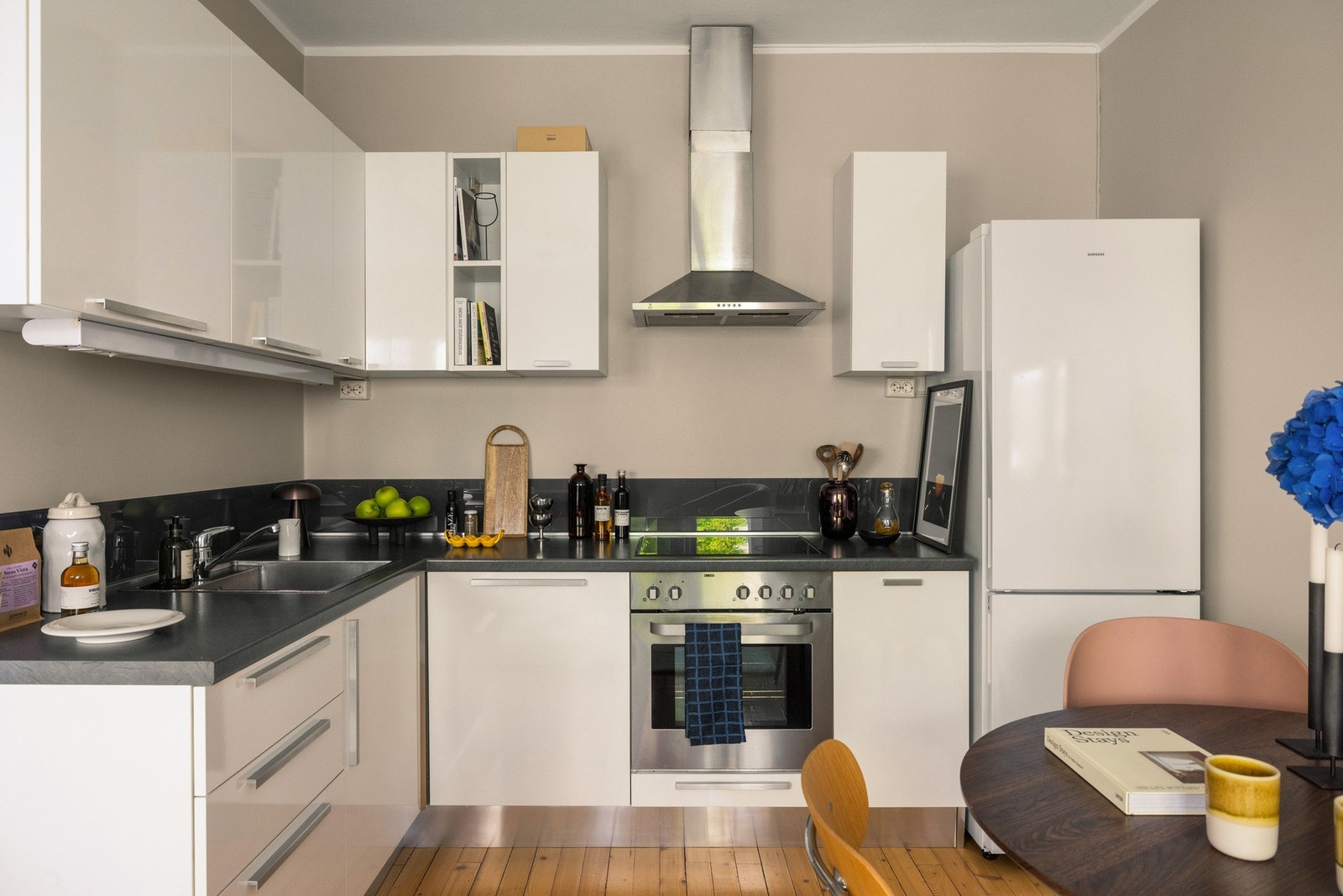 Hvitevarer som er integrert i innredningen, følger ved salg. Galleribilde