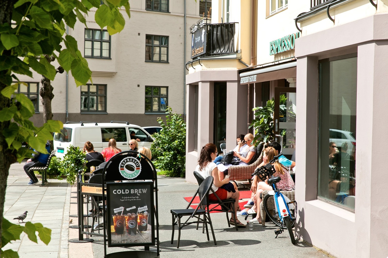 Det er flere kaféer og serveringssteder i nærområdet. Galleribilde