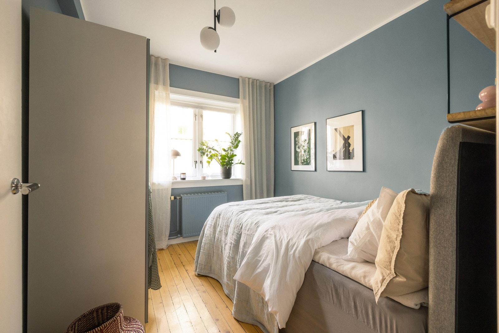 Hele leiligheten vender ut mot gårdsrom. Her bor du skjermet fra bilvei. Galleribilde