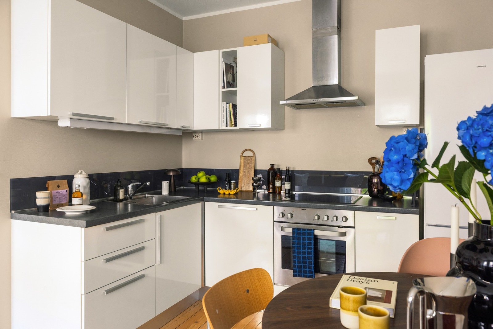 Kjøkkenet oppleves som veldig innholdsrikt og romslig, særlig med tanke på at leiligheten bare er 39 kvm! Galleribilde