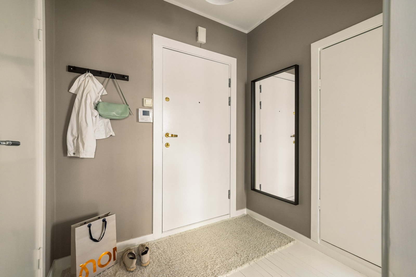 Legg merke til kottet til høyre her; ypperlig for yttertøy eller praktisk utstyr som støvsuger eller mopp. Galleribilde