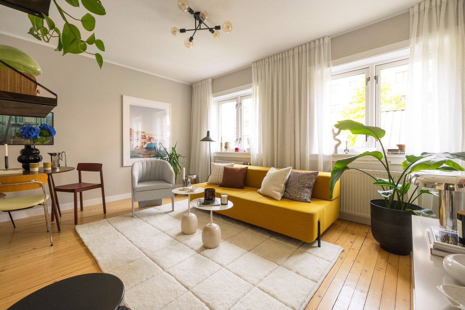 Hele leiligheten vender ut mot borettslagets felleshage, skjermet fra bilvei. Galleribilde