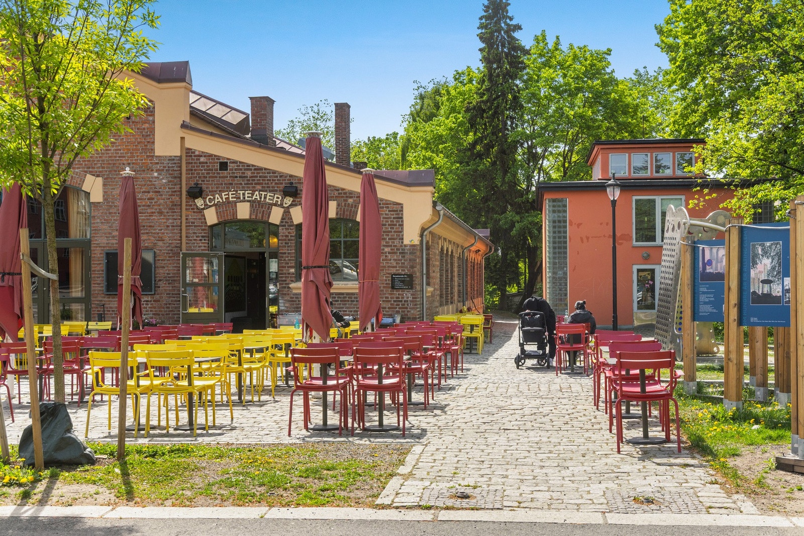 Ta lunsjen på Trikkestallen i solrike omgivelser. Galleribilde