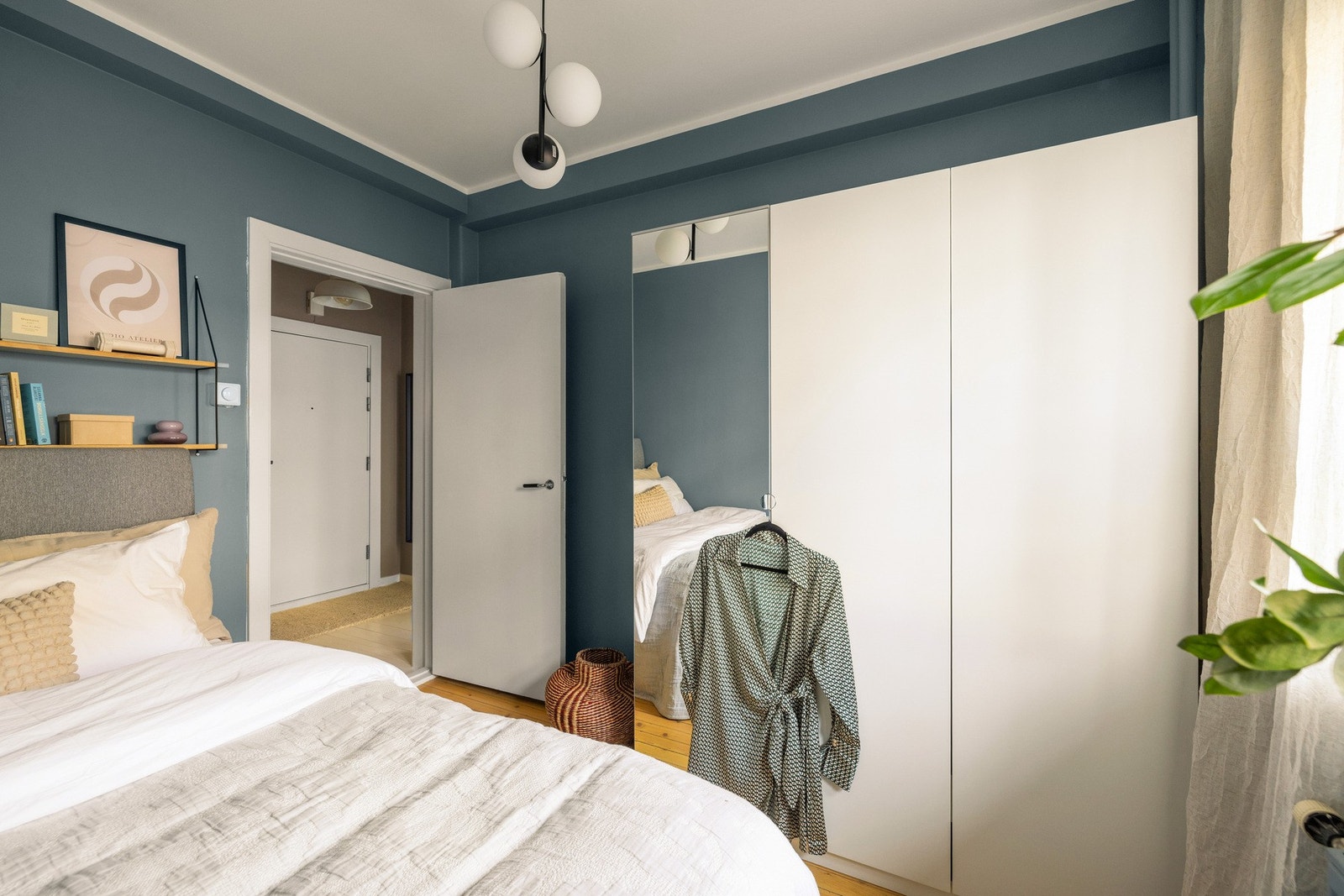 Garderobeskapet medfølger ved salg. Apropos oppbevaring; loftsboden har gulvflate på ca 5,5 kvm (ikke målbar) og kjellerbod på 4,7 kvm. Ganske bra oppbevaring. Galleribilde