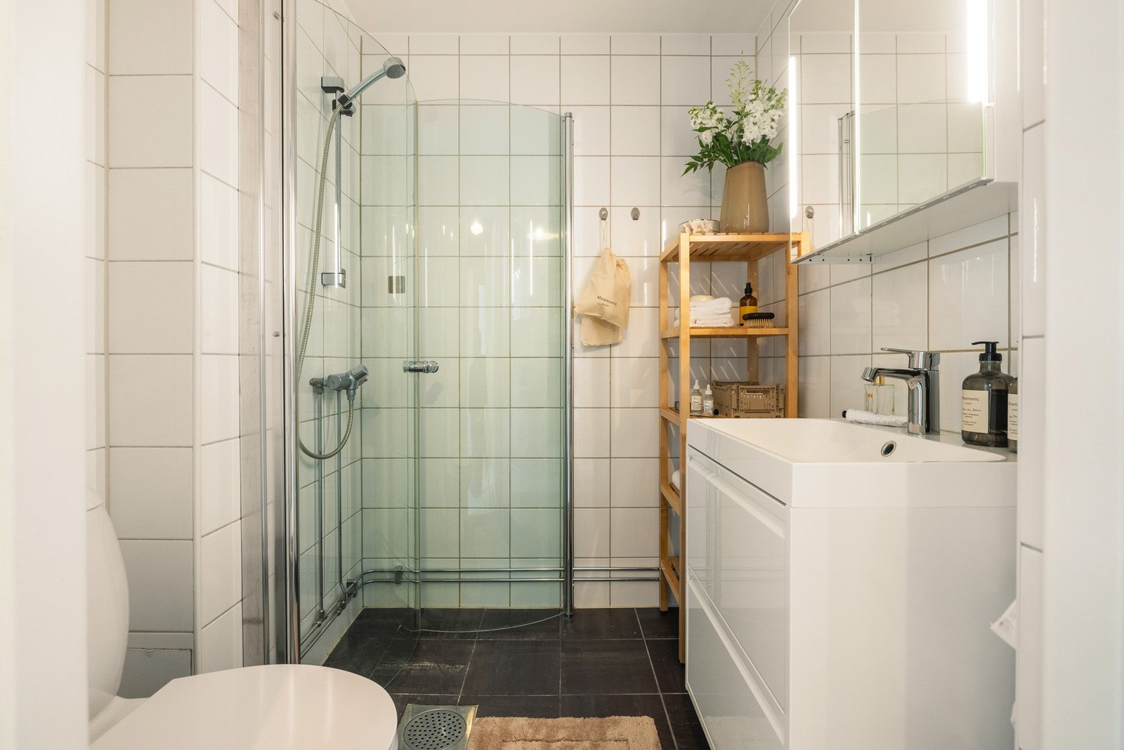 Badet ble rehabilitert i 2000, i borettslagets regi. Det er elektrisk varme i gulv. Galleribilde