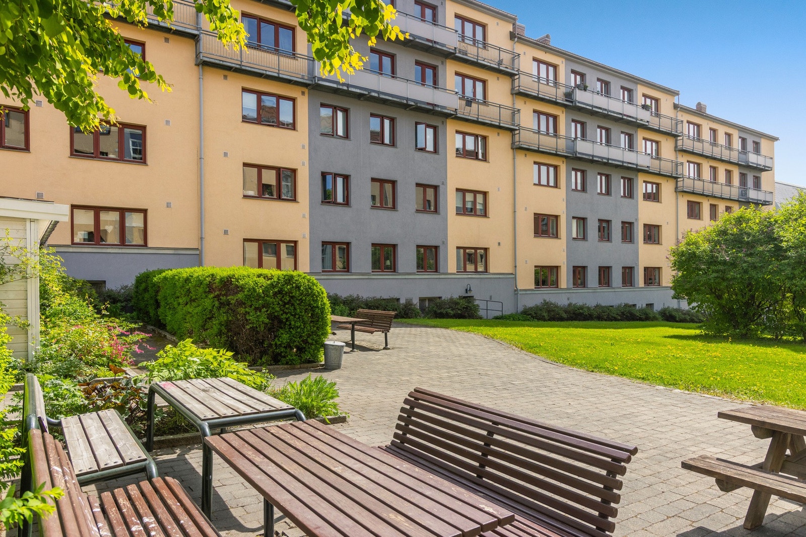 Borettslaget har flere solrike sittegrupper plassert i fellesarealene. Galleribilde