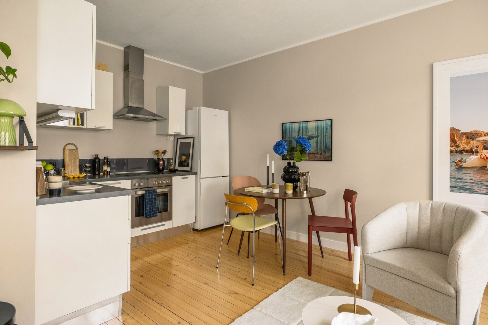 Vi liker godt at det er plass til spisebord mellom arbeidssonen på kjøkkenet, og sofagruppen. Det skaper et naturlig skille i den åpne sonen. Galleribilde