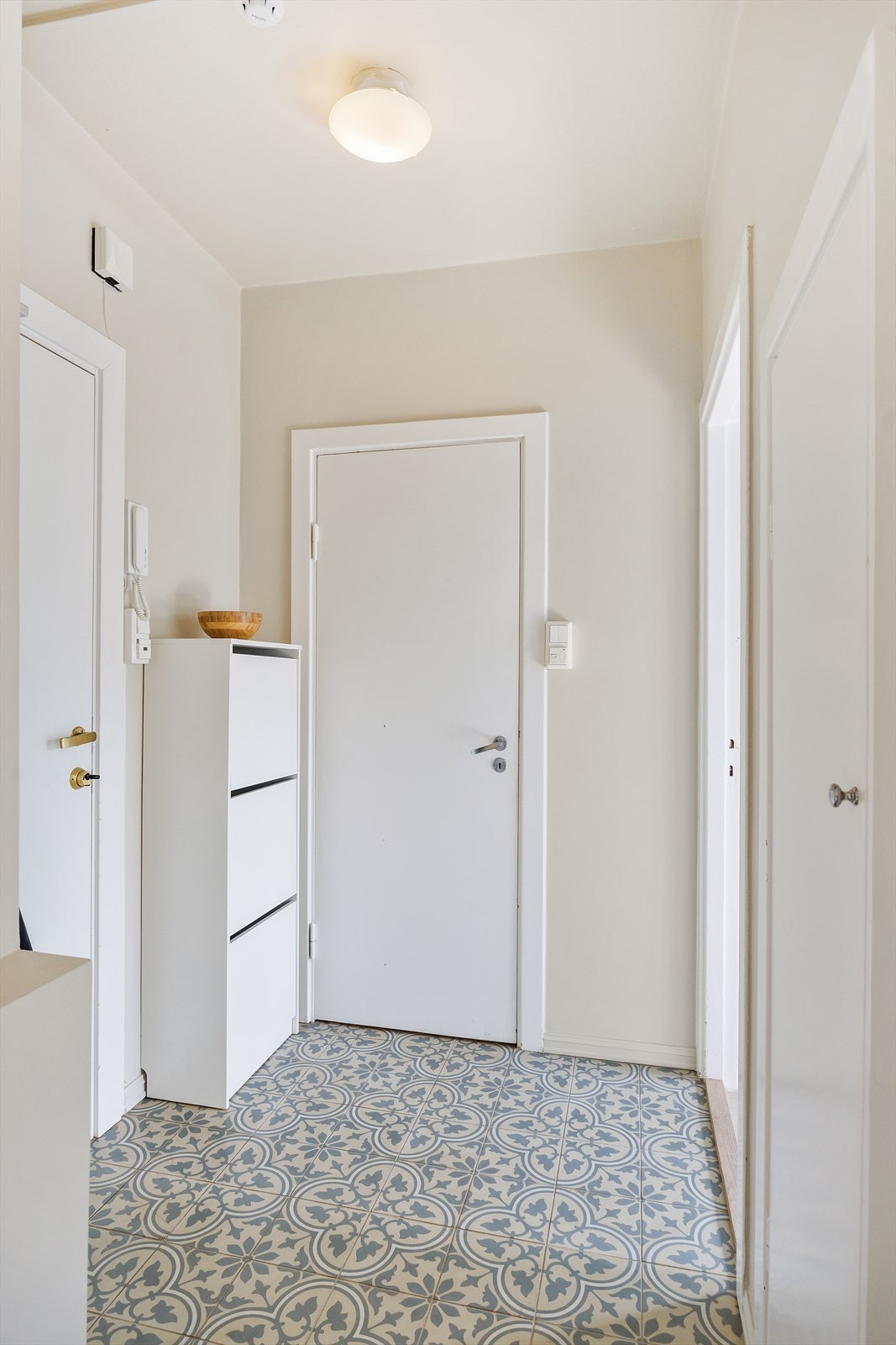 Velkommen inn! Leiligheten har en innbydende entré som skaper et umiddelbart godt førsteinntrykk. Her kan du enkelt henge i fra deg yttertøy. Galleribilde