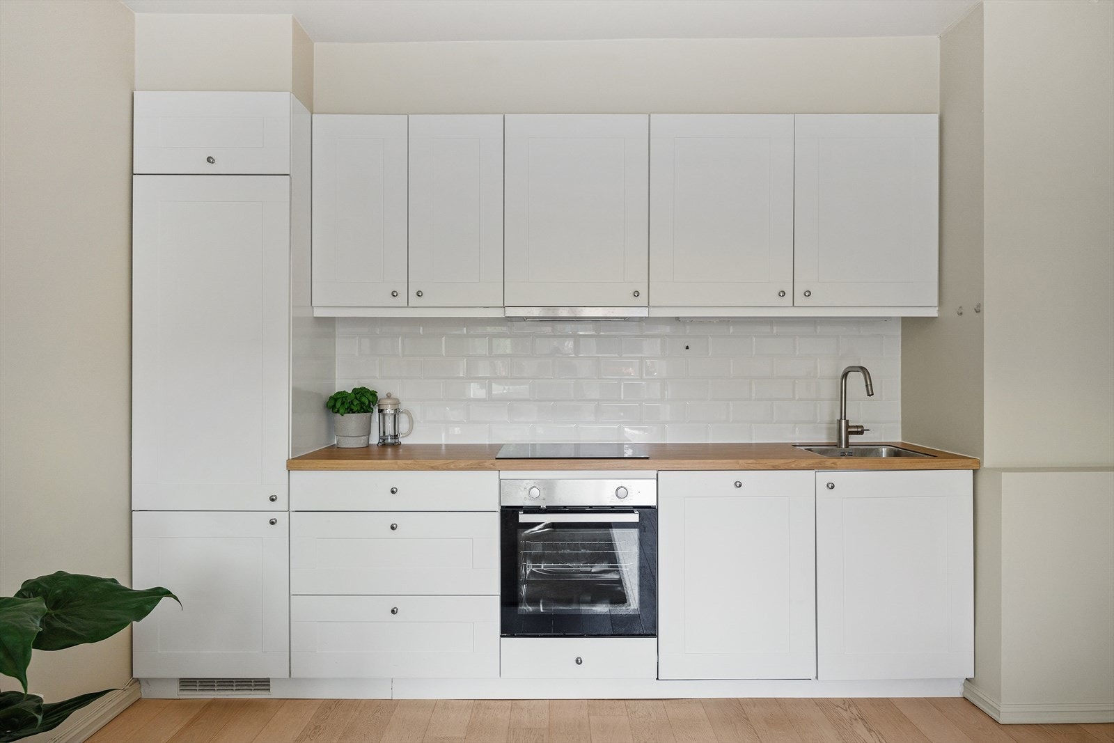 Videre er det hvitevarer med platetopp, stekeovn og oppvaskmaskin, og kjøle/-fryseskap. Galleribilde