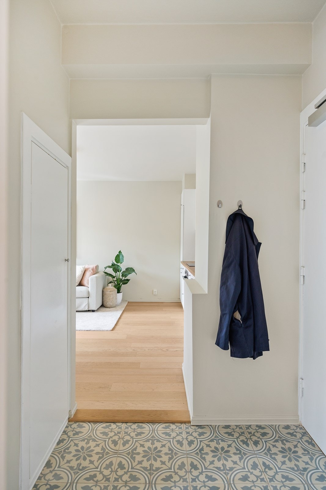 Interiøret i hele leiligheten preges av lyse, moderne flater. Et perfekt utgangspunkt til å innrede med egne møbler og gjenstander for å skape sitt eget personlig preg. Galleribilde