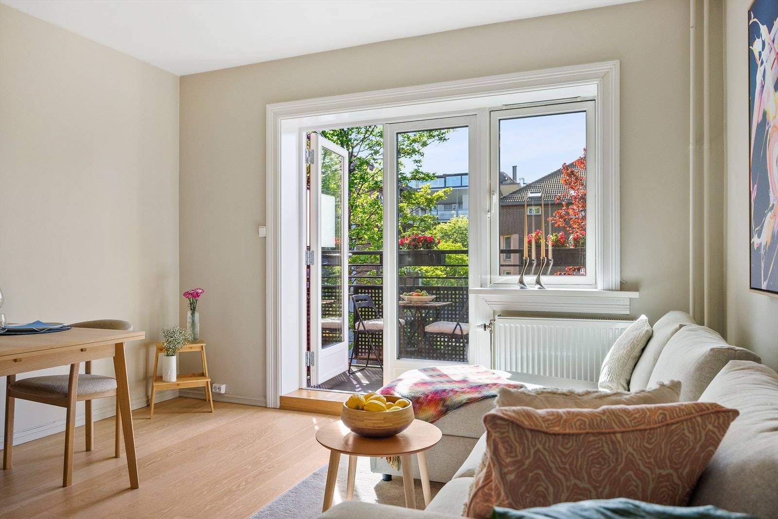 Stuen er lys og luftig med store vindusflater som sørger for rikelig med innslipp av naturlig lys. Galleribilde