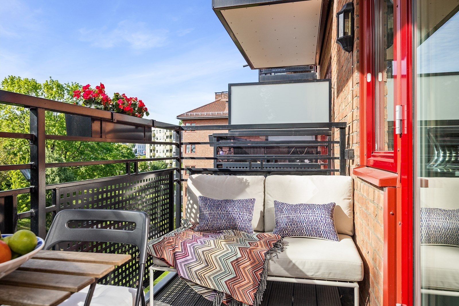 I vår- og sommerhalvåret blir balkongen en naturlig forlengelse av stuen, perfekt for hyggelige stunder med familie og venner. Galleribilde