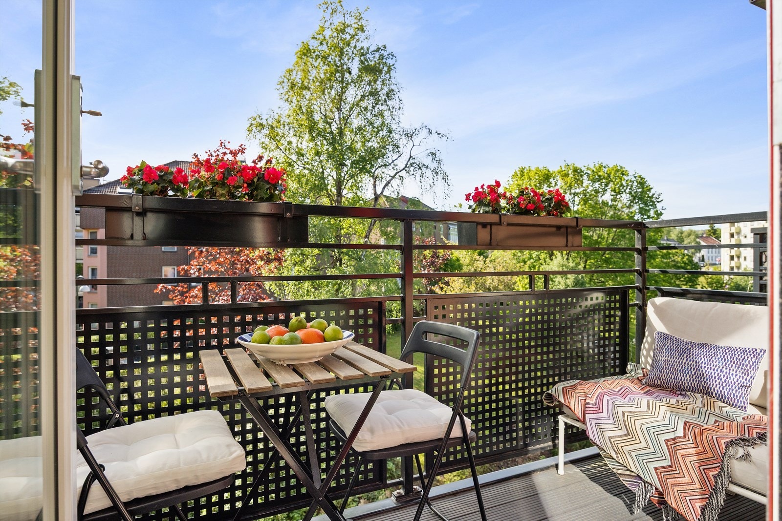 Fra stuen er det utgang til en flott vestvendt balkong på ca. 4 kvm. Her er det gode solforhold og en svært attraktiv intern beliggenhet. Galleribilde