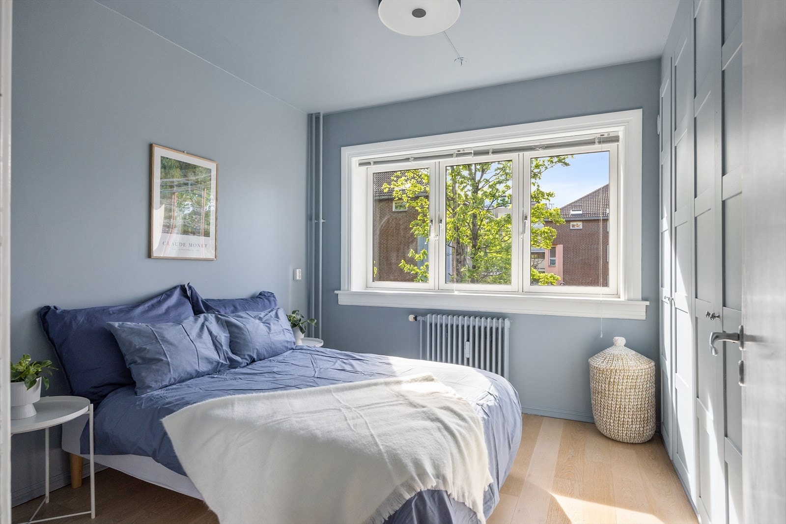 Blandingen av moderne fargevalg på veggene og store vindusflater gir rommet en behagelig følelse. Galleribilde