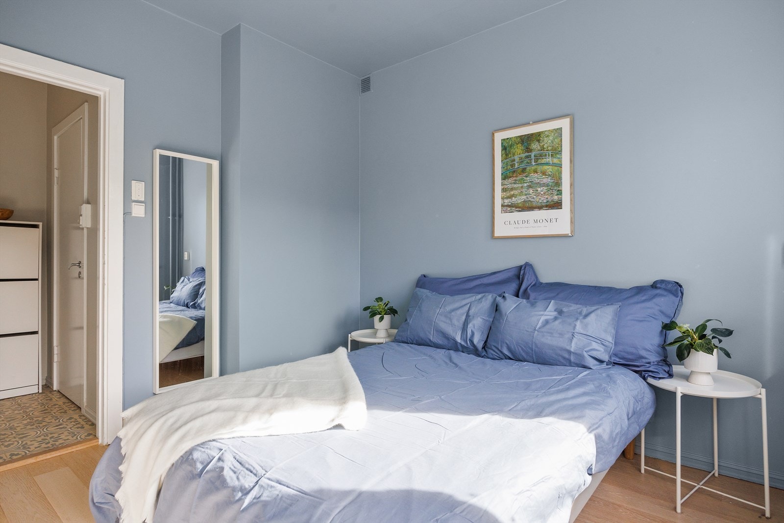 Soverommet er av god størrelse med plass til dobbeltseng, nattbord og tilhørende møbler. Galleribilde