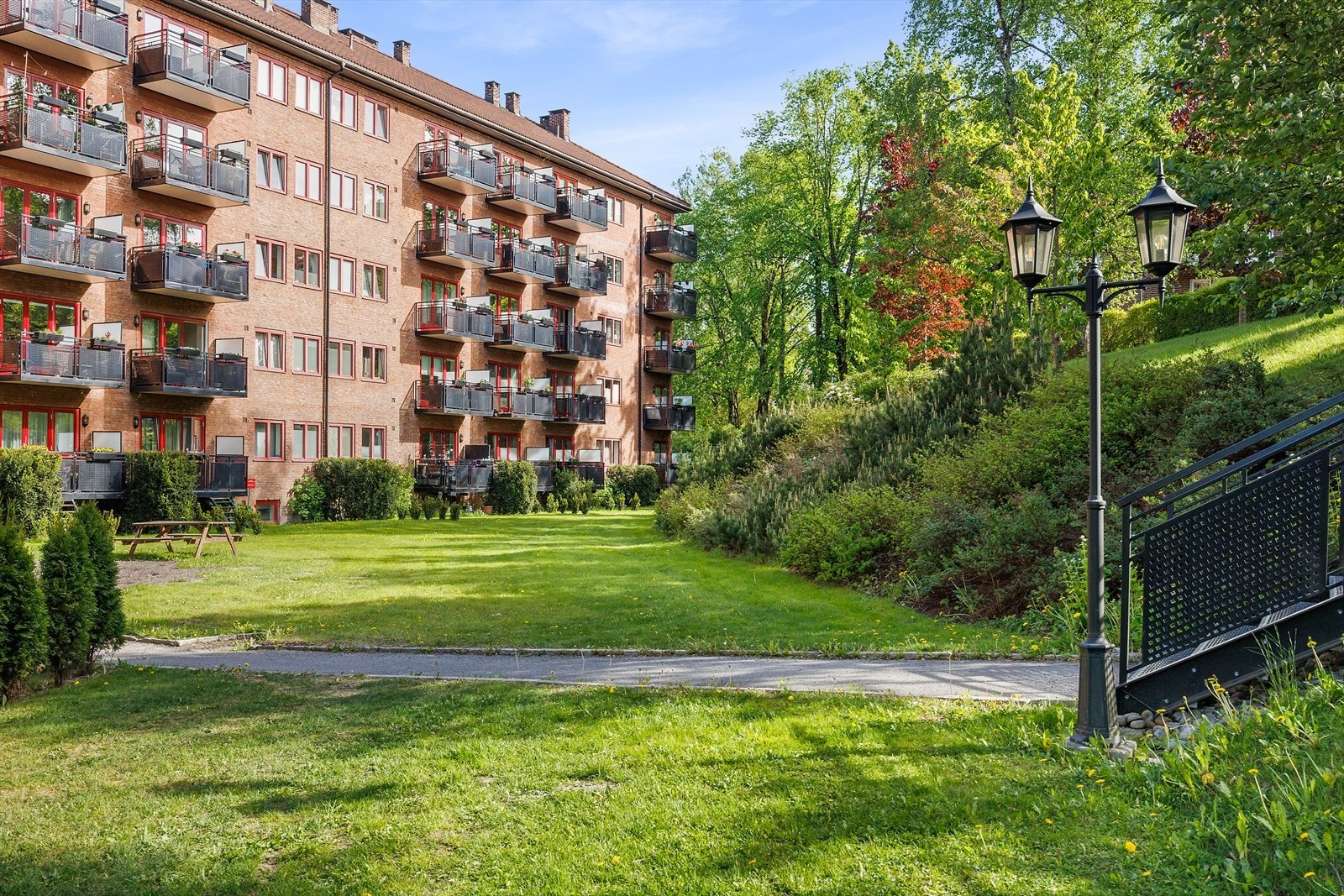 Borettslagets grøntarealer er svært godt opparbeidet med både plommetrær, epletrær, pæretrær.Inne på borettslagets tomt er det svært stille og rolig, samtidig som beliggenheten er svært sentral. Galleribilde