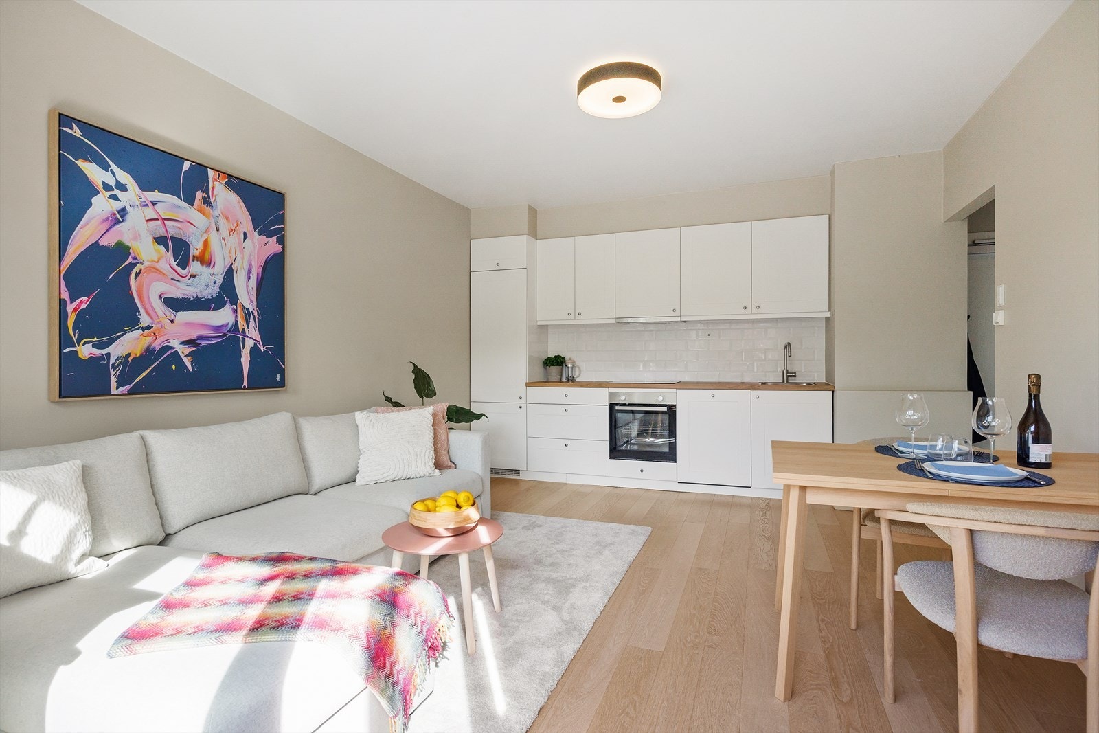 Planløsningen åpner opp for flere møbleringsmuligheter med god plass til sofagruppe, TV-møbler og spisebord med tilhørende stoler. Galleribilde