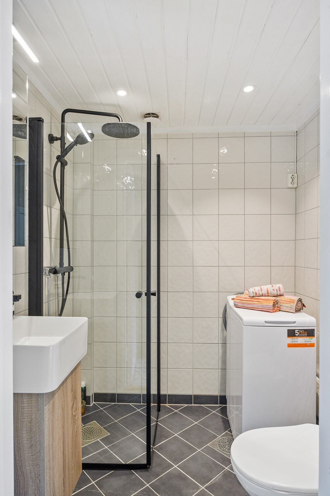 Flislagt baderom med fliser på gulv og vegger. Galleribilde