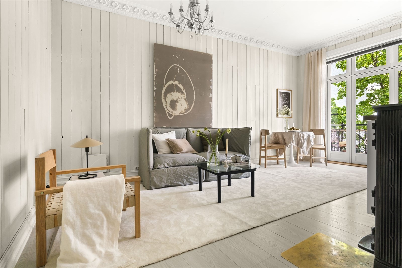 Lys stue med praktisk planløsning som gir fine møbleringsmuligheter Galleribilde