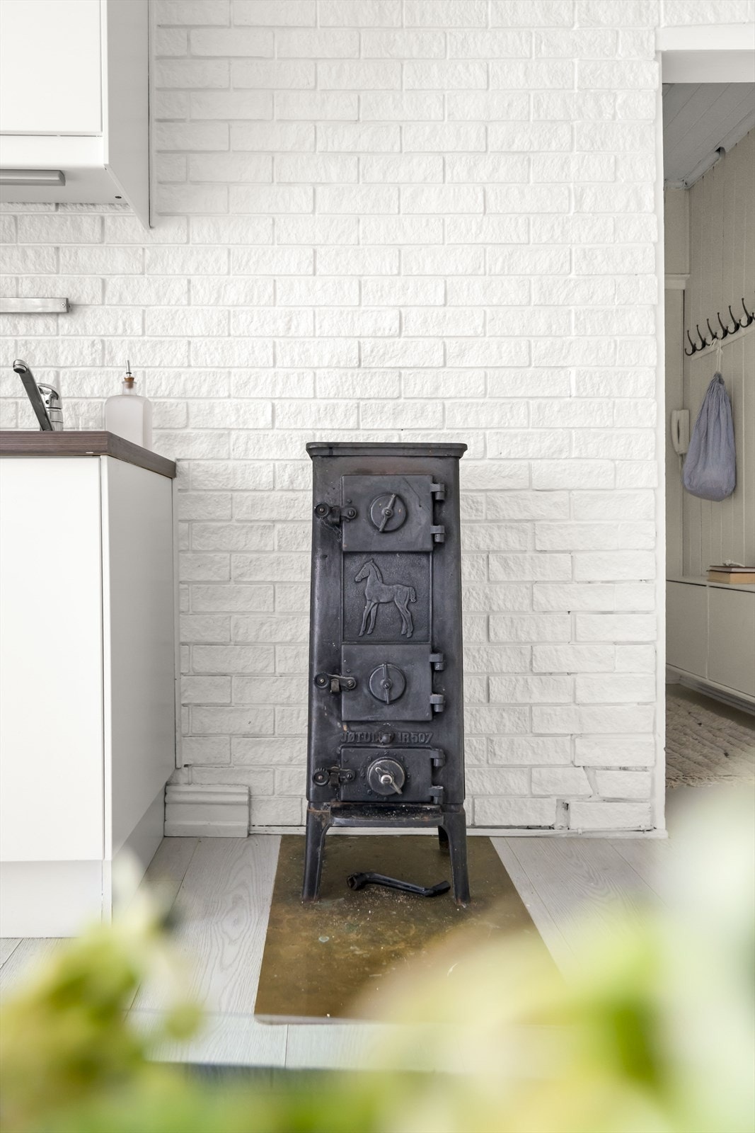 Stuen er utstyrt med en eldre Jøtul støpejernsovn som kommer godt med på kjølige vinterkvelder Galleribilde