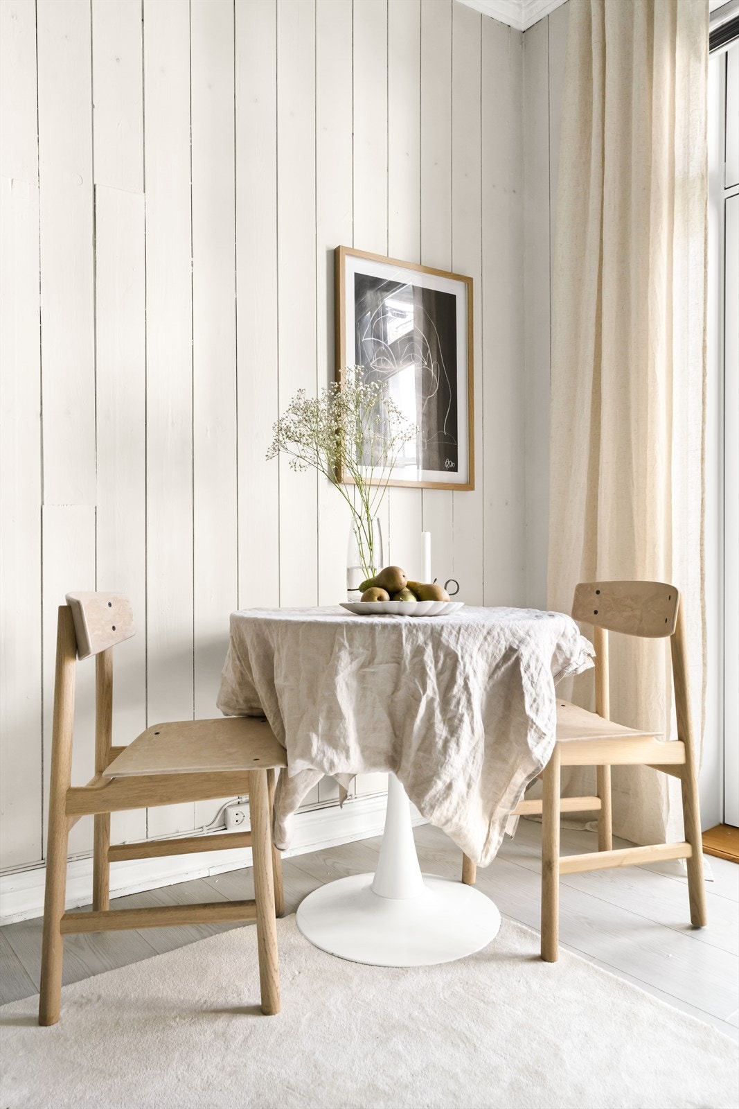 Det er en naturlig sone for spisebord ved vinduet, med godt lysinnslipp og plass til flere Galleribilde