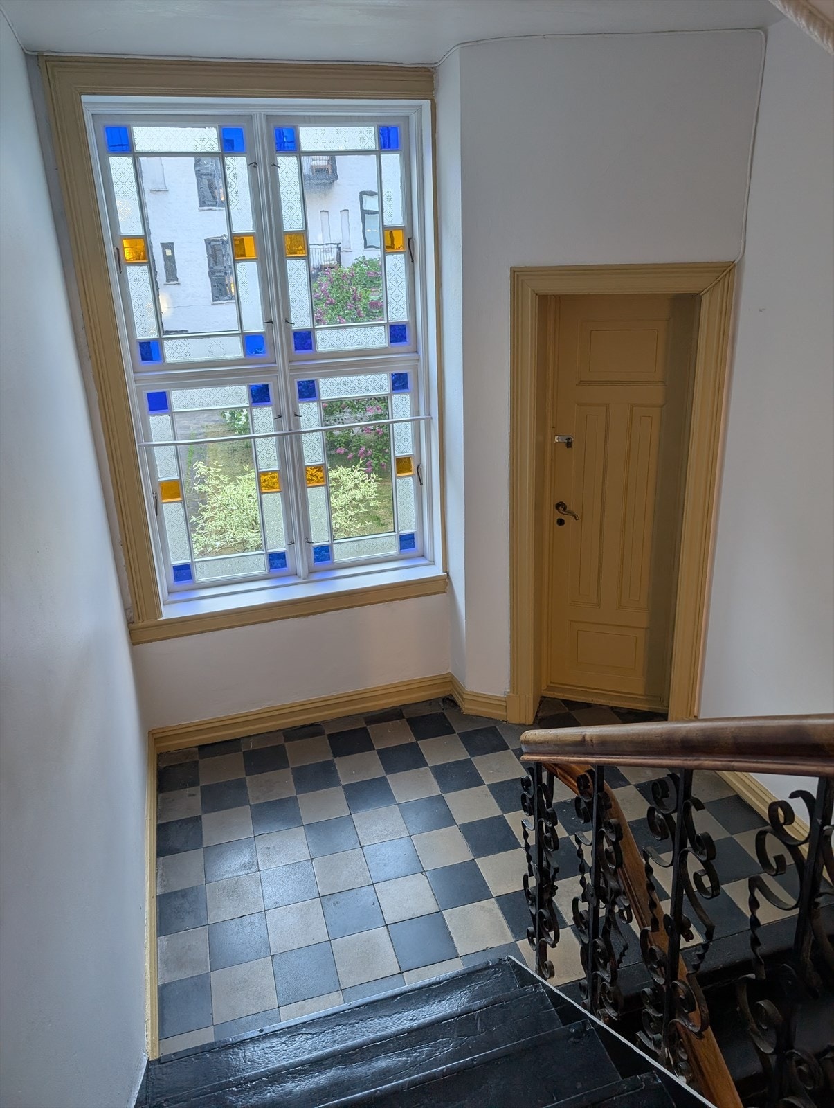 Bod i mellometasjen med fryser og vaskemaskin (bilde tatt fra leiligheten) Galleribilde