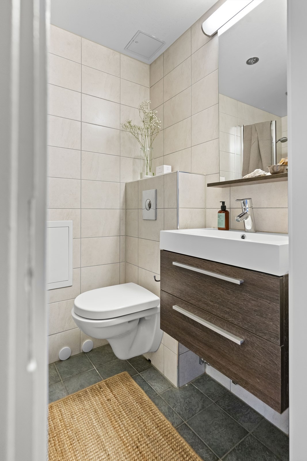 Delikat, flislagt bad med varmekabler Galleribilde