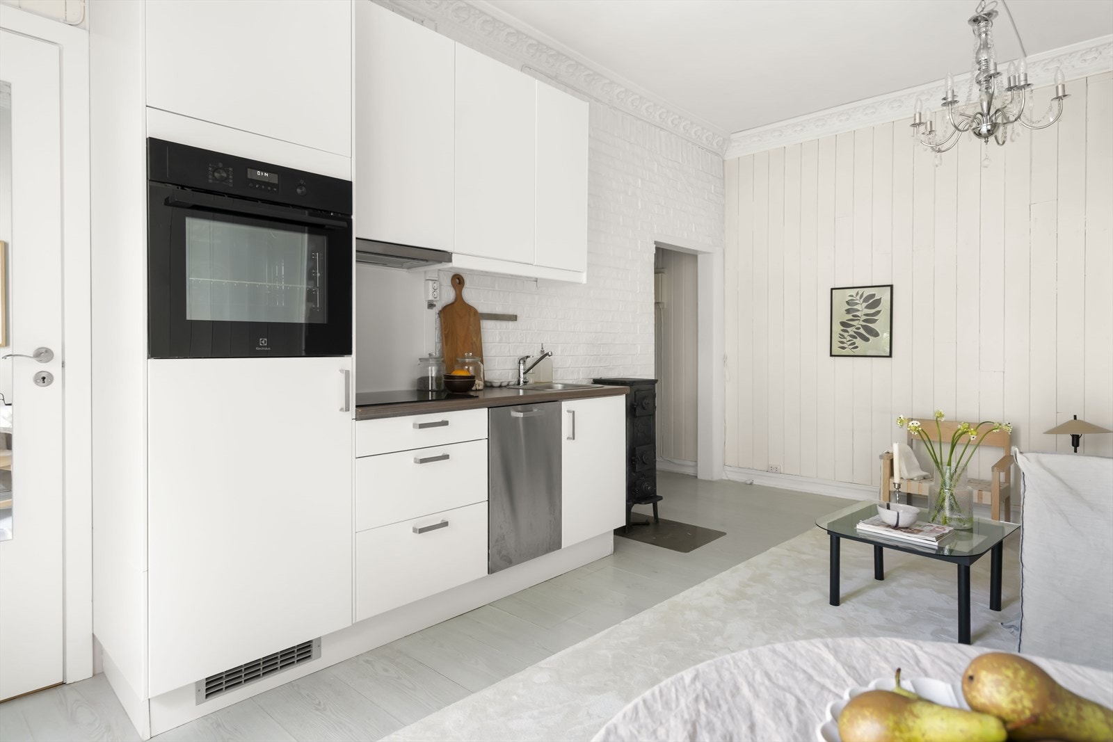 Innredningen har glatte fronter som ble malt i 2025, og benkeplaten er i laminat Galleribilde