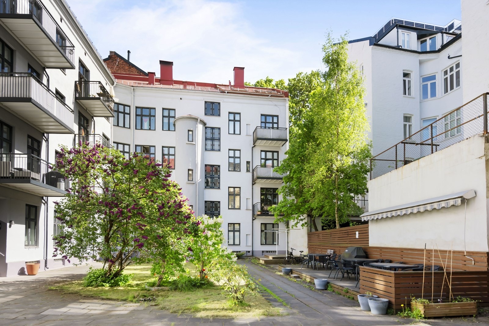 Balkongen vender mot en herlig bakgård Galleribilde