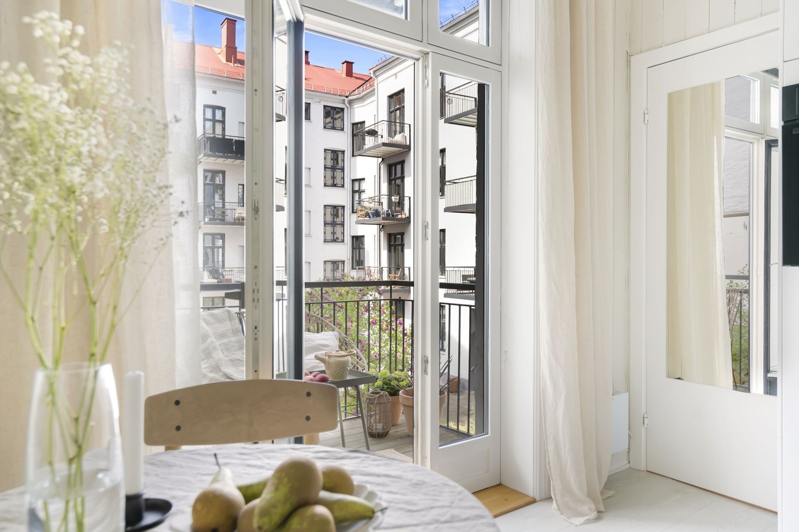 Fra stuen er det utgang til en herlig, vestvendt balkong vendt mot bakgård Galleribilde