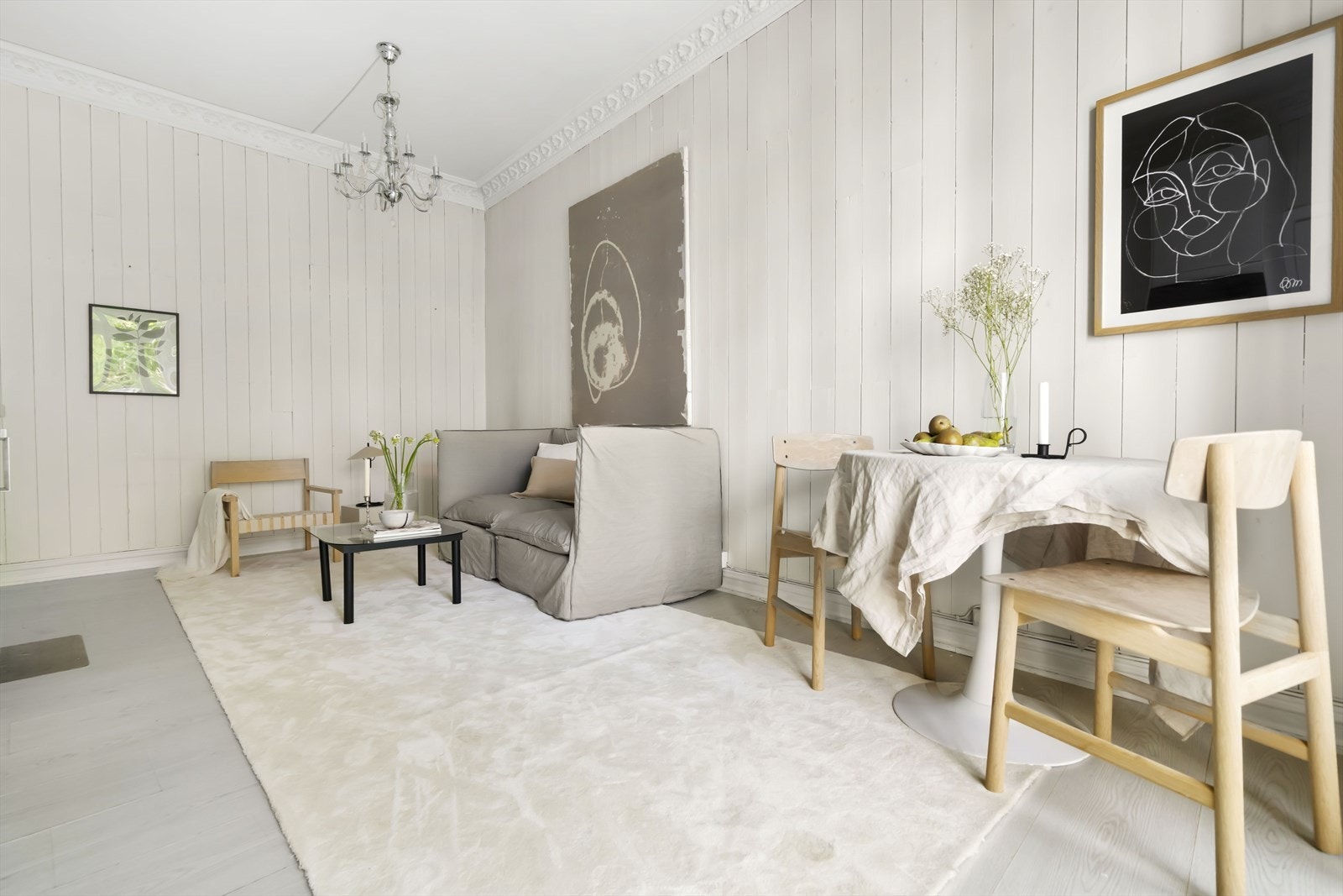 Stuen preges av klassiske detaljer som elegant stukkatur Galleribilde