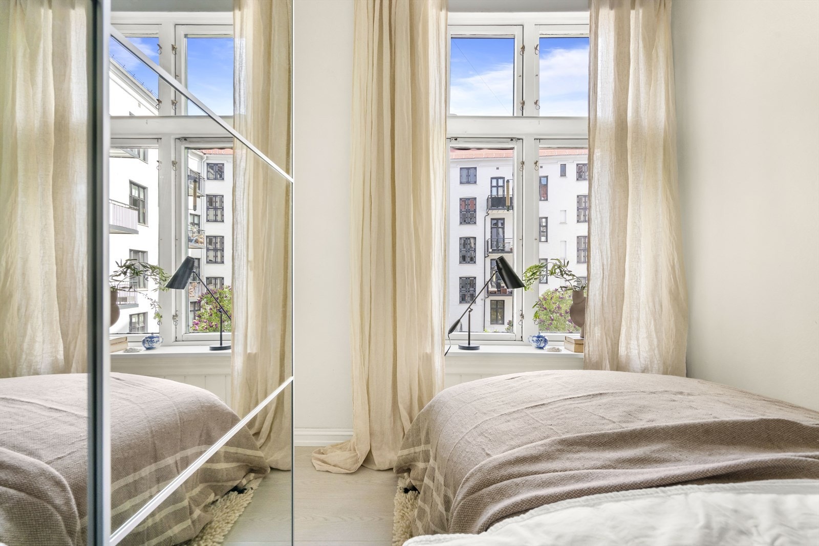 Rommet har garderobeskap med praktiske og romslige oppbevaringsløsninger Galleribilde