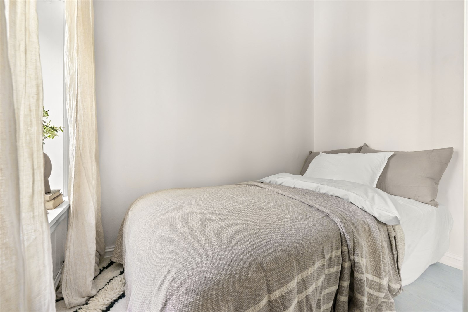 Soverommet vender mot rolig bakgård Galleribilde