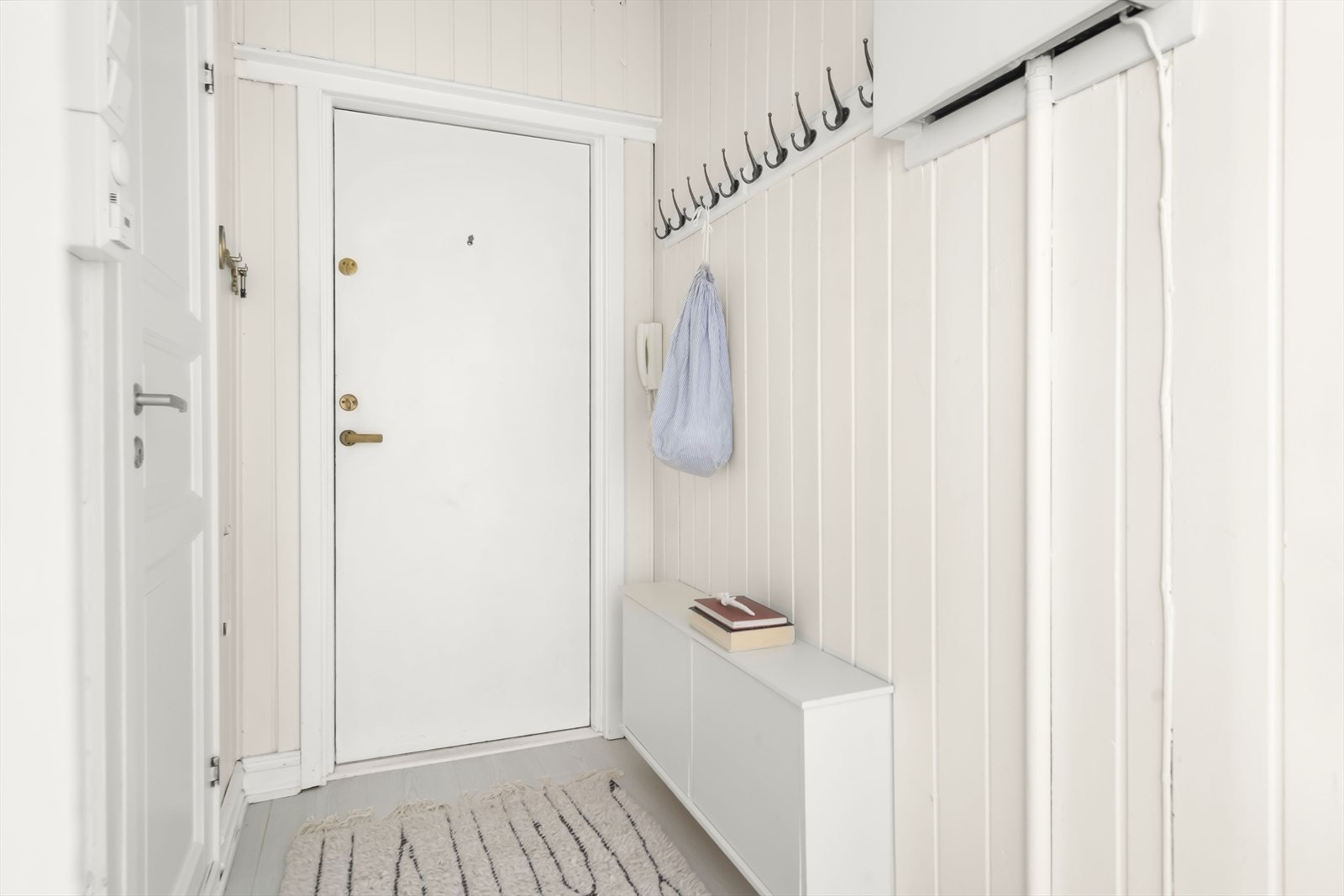 Romslig entré med god plass til både oppbevaring og avkledning Galleribilde