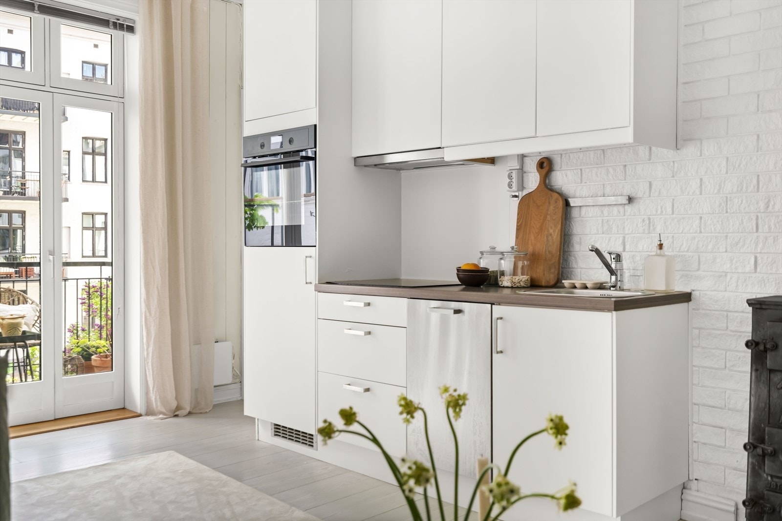 Kjøkkenet har integrert oppvaskmaskin og god oppbevaringsplass Galleribilde