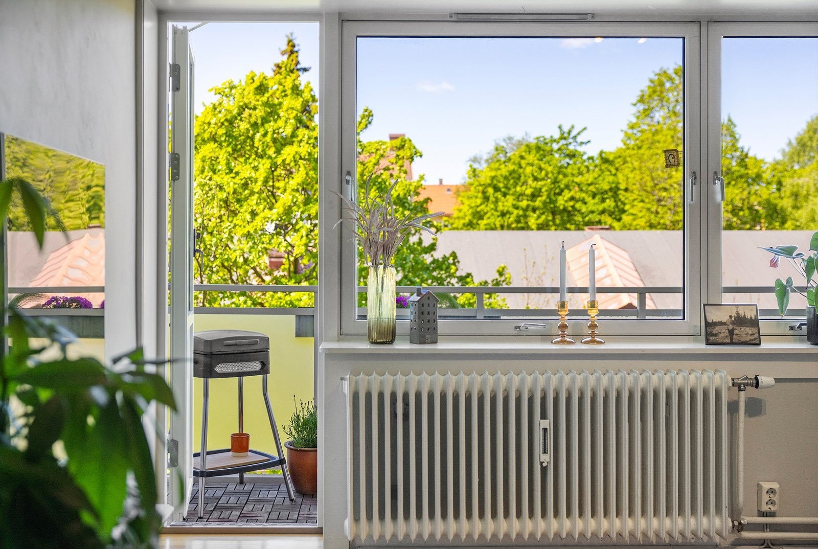 Fra stuen er det utgang til balkongen. Galleribilde