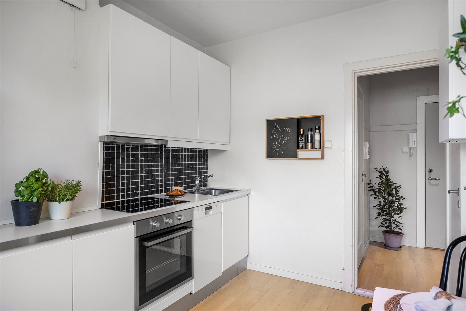 Ventilator med kullfilter er plassert over stekesonen. Galleribilde