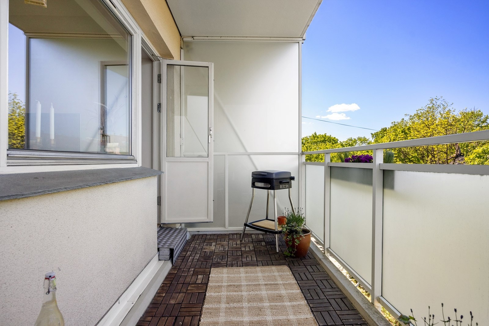 I vår- og sommerhalvåret blir balkongen en naturlig forlengelse av stuen, perfekt for hyggelige stunder med familie og venner. Her kan du enkelt skape en koselig uteoase med utemøbler, beplantning og en gassgrill. Galleribilde