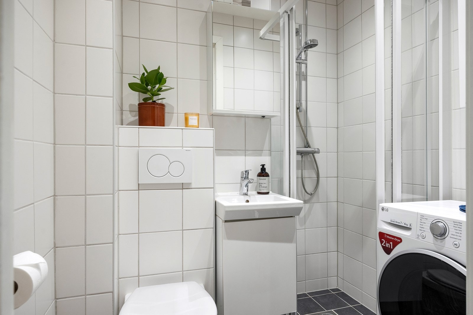 Pent, flislagt baderom med gulvvarme og downlights i himlingen, rehabilitert i regi av borettslaget i 2013. Opplegg for vaskemaskin er tilgjengelig. Galleribilde