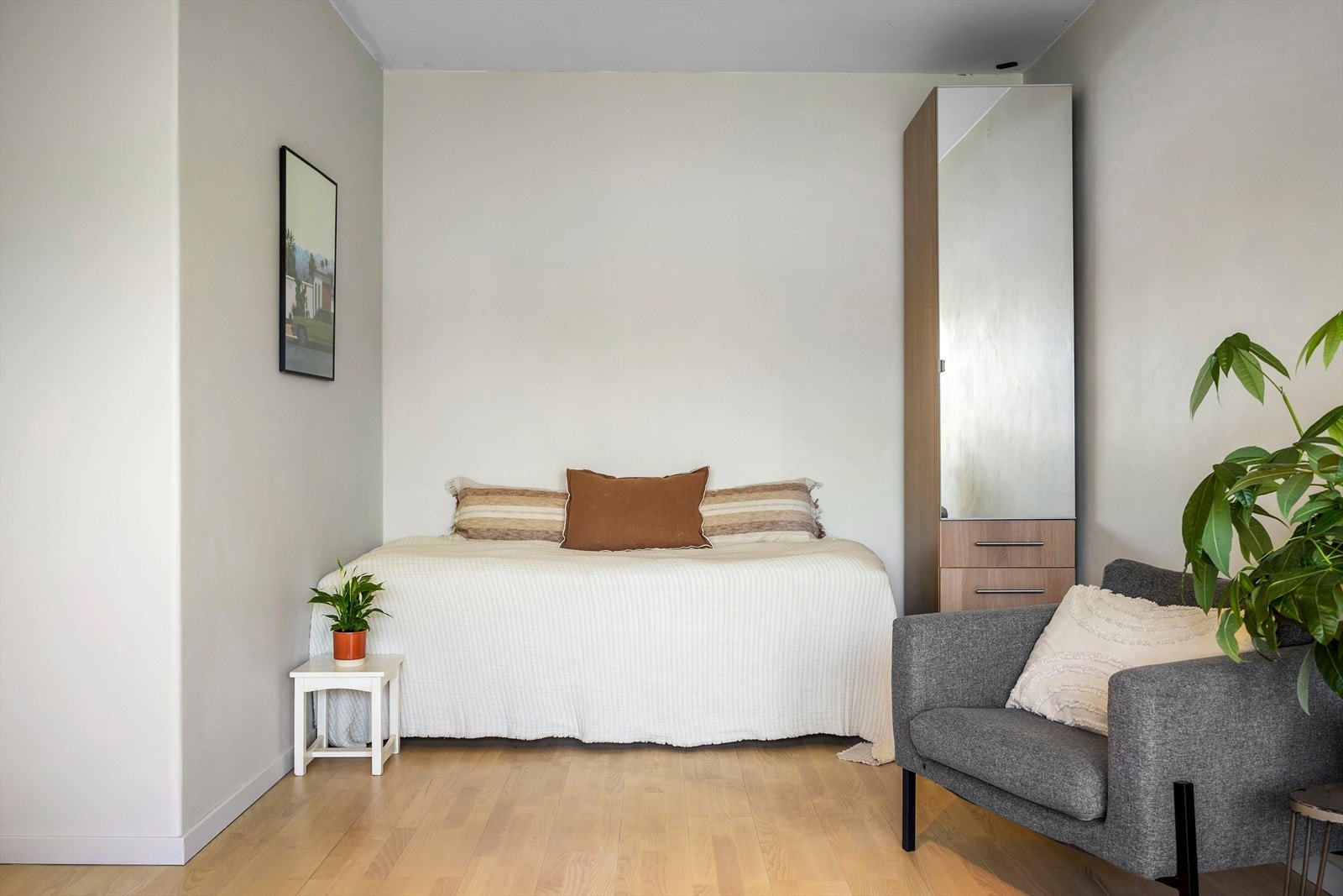 I stuen finnes en praktisk sovealkove med plass til seng. Galleribilde