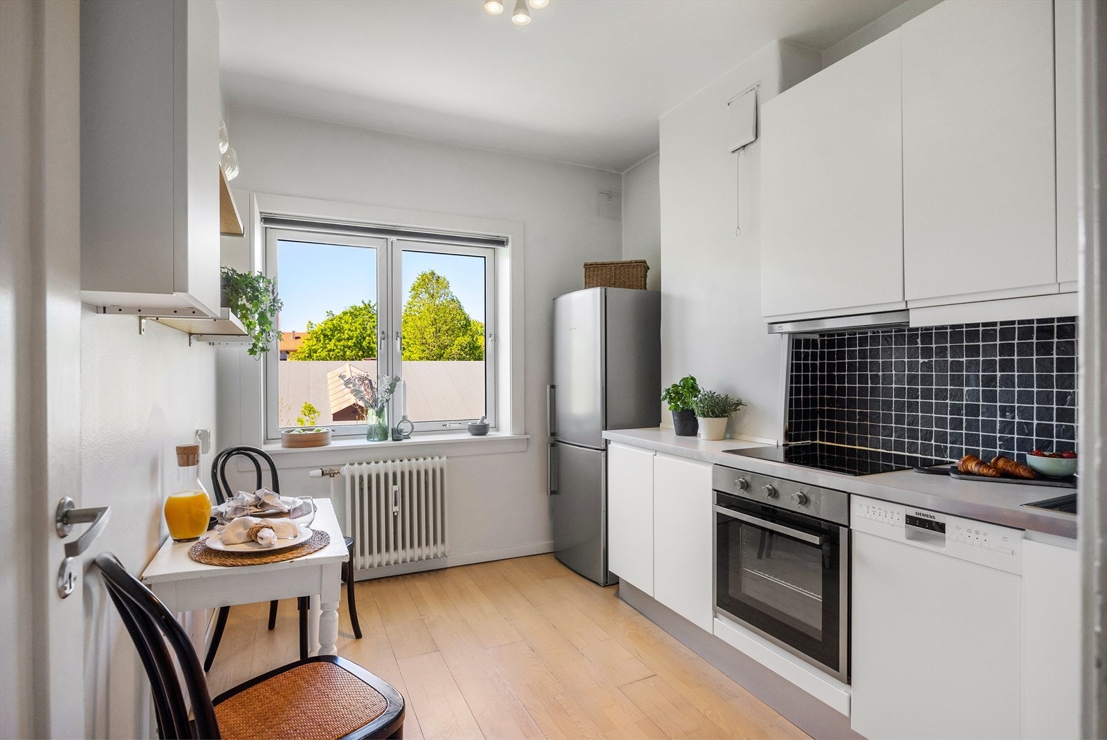 Moderne IKEA-kjøkken med rikelig skap- og benkeplass. Galleribilde