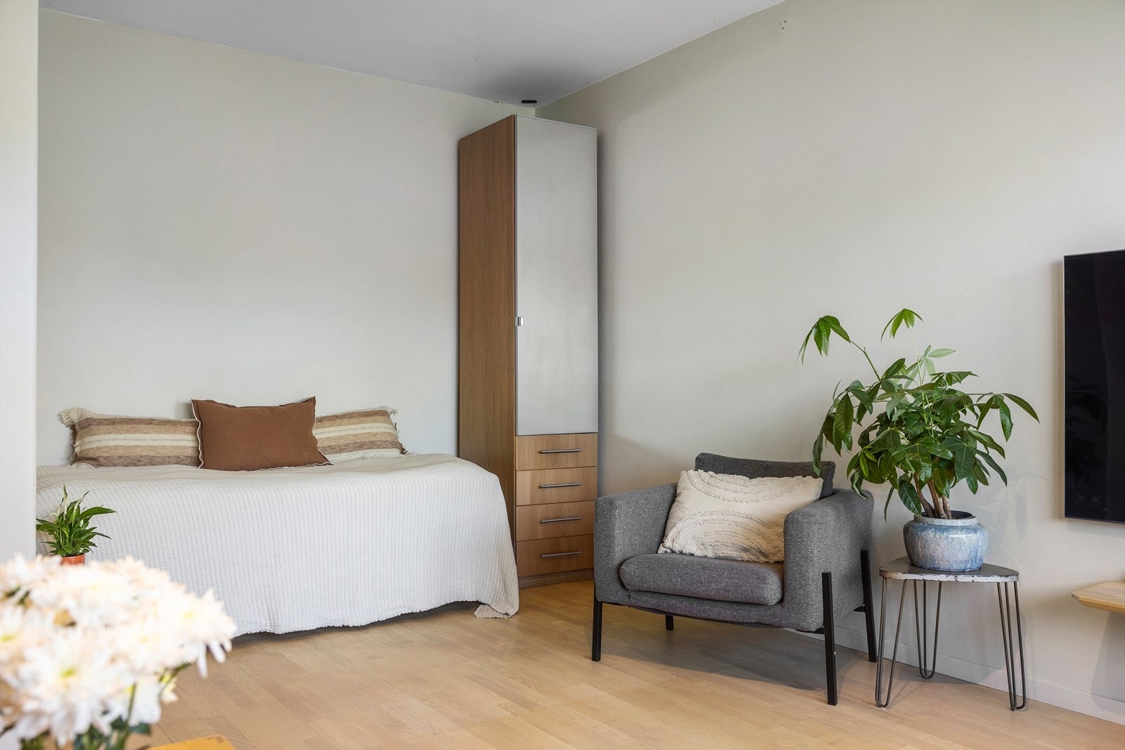 Her er det også et garderobeskap som gir god oppbevaringsplass. Galleribilde