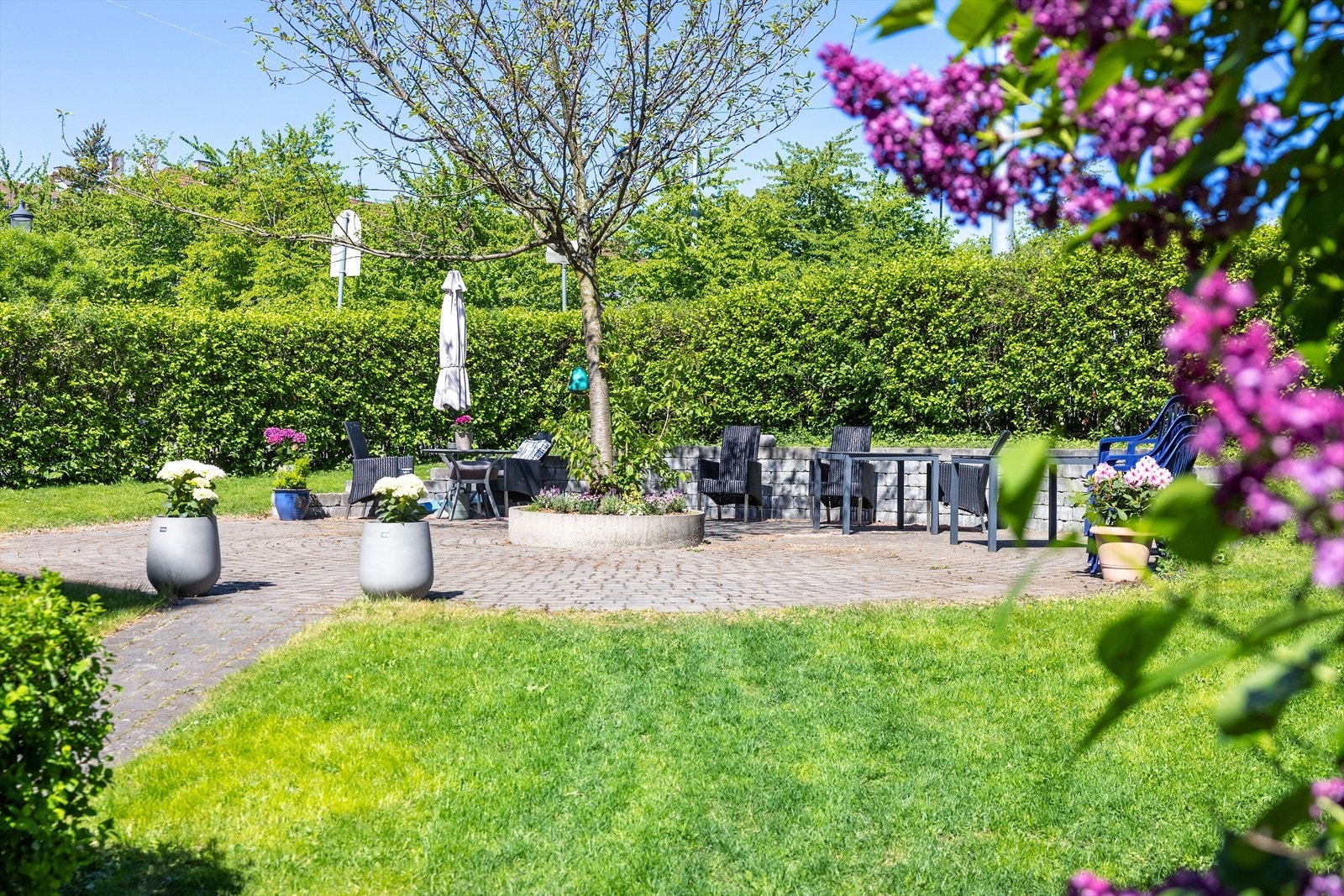 Her er det gode muligheter for både avslapning og sosiale sammenkomster i rolige og trivelige omgivelser. Fellesområdene gir en lun og innbydende atmosfære, og brukes flittig av beboerne i sommerhalvåret. Galleribilde