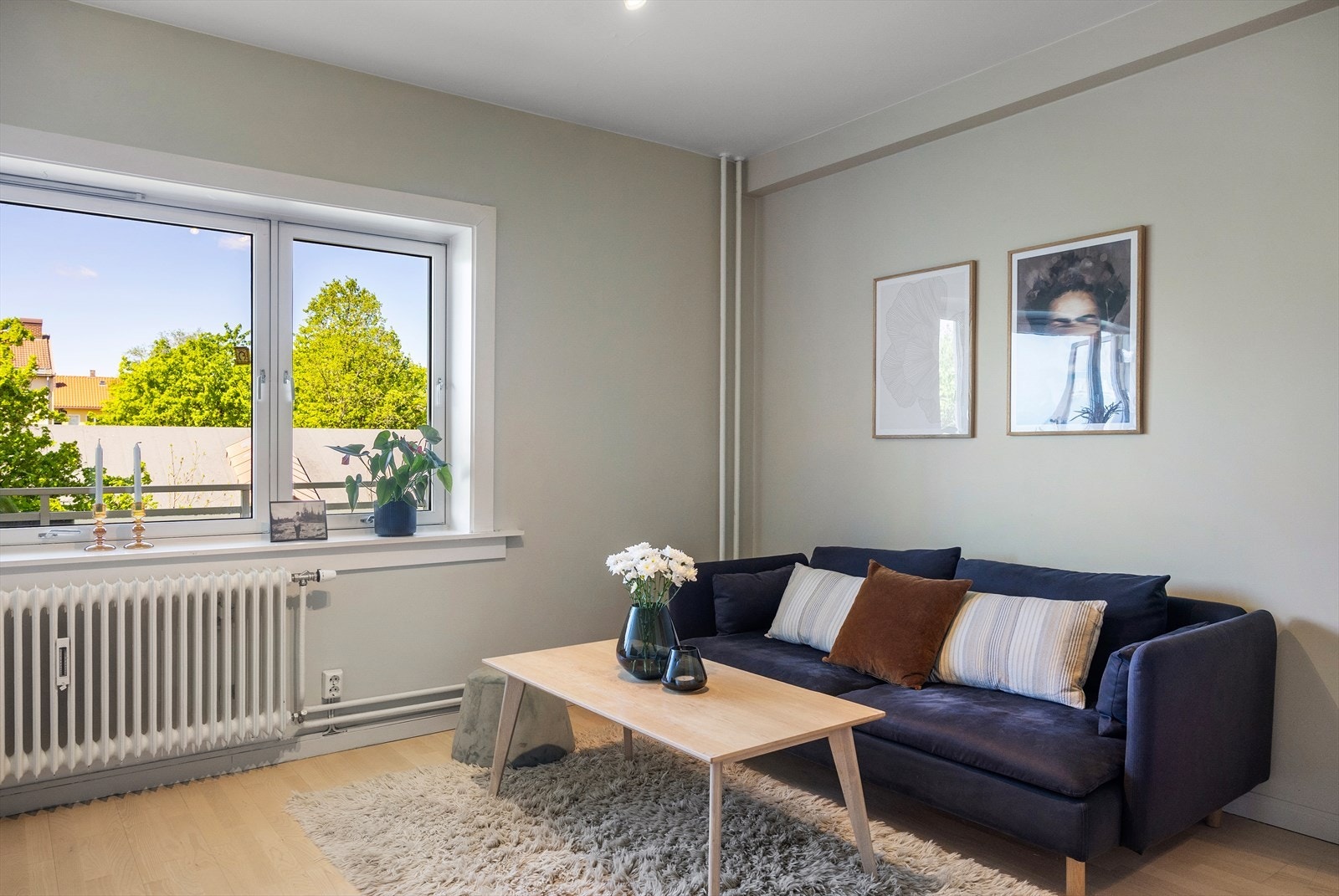 Gulvet er belagt med pen 3-stavs parkett, og veggene er malt i delikate, moderne fargetoner - et ideelt utgangspunkt for å skape ditt personlige drømmehjem. Galleribilde