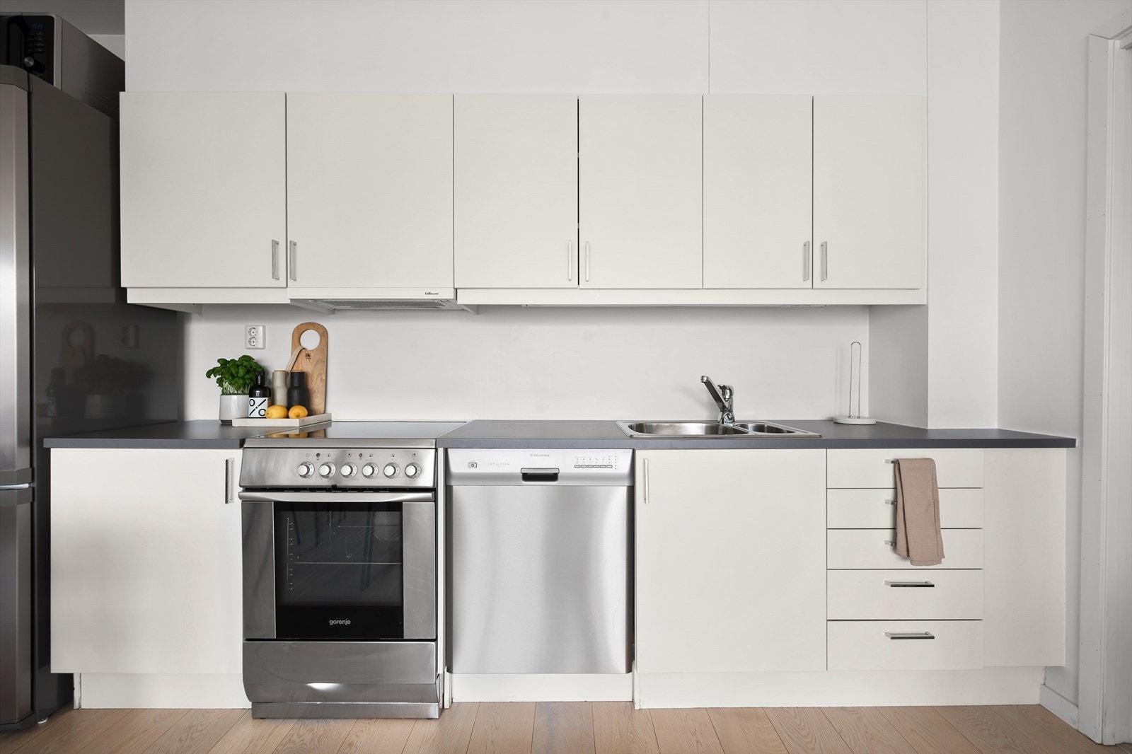 Kjøkkenet er utnyttet til det maksimale med masse lagringsplass i både skap og skuffer, samt god plass til matlaging. Galleribilde